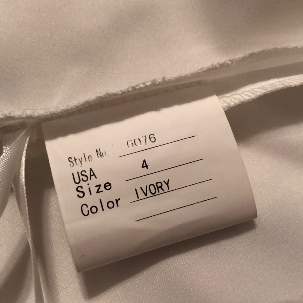 Size 4 Wedding Dress Ivory. New and beautiful. - Picture 8 of 8